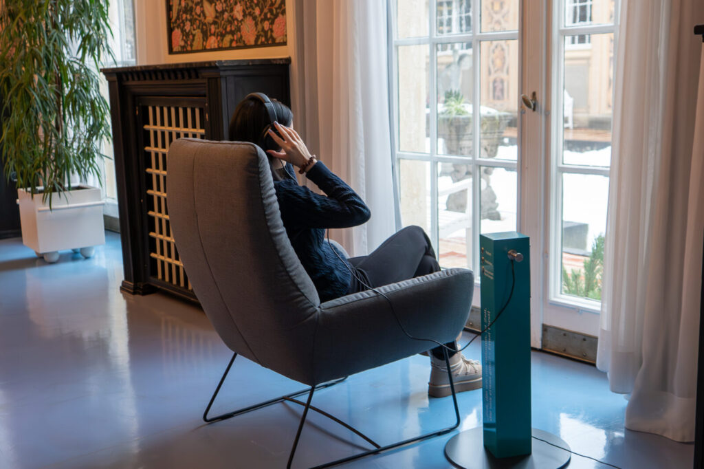 Hörstation_Frau im Sessel